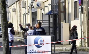 Devant le Pôle emploi de Valence, le 28 janvier 2021, où une conseillère a été abattue d'une balle dans le thorax.