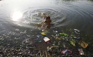 Les déchets, particulièrement les plastiques et polystyrène, gagnent les océans.
A Manille, les déchets arrivent sur les côtes, au détriment de la population locale dont la pêche est une des principales activités. Les enfants se baignent dans des eaux polluées, comme ici à Paranaque.