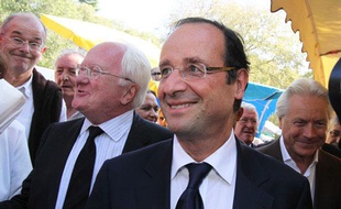 François Hollande accompagné de Michel Vauzelle, à sa droite, le 1er octobre 2011 sur un marché à Arles.