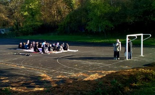 Des musulmans de Lagny-sur-Marne prient le 4 décembre 2015 sur un terrain de sport deux jours après une opération policière d'envergure et la fermeture de leur mosquée
