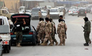 Six soldats libyens ont été tués mardi lors d'une attaque contre un point de contrôle de l'armée dans la localité de Khouchoum al-Kheil, à 120 km au sud de Syrte (centre), selon un officier de l'armée.