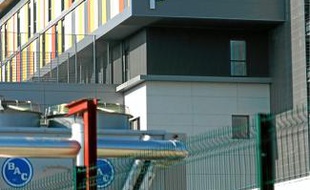 Le nouvel hôpital est toujours vide.