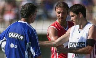Robert Pirès aux côtés de Christophe Dugarry et de Roger Lemerre, au camp de base des Bleus lors de l'Euro 2000.