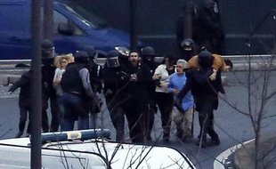 Des otages sortent en courant du supermarché casher le 9 janvier 2015 porte de Vincennes à l'est de Paris