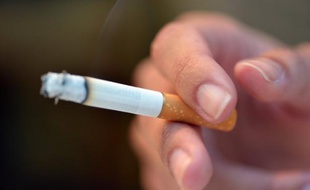 Les Suisses se prononcent dimanche par vote s'ils souhaitent ou non interdire complètement la cigarette sur les lieu de travail fermés comme les restaurants, et dans les lieux publics comme les hôpitaux, le dernier sondage donnant un rejet du projet.