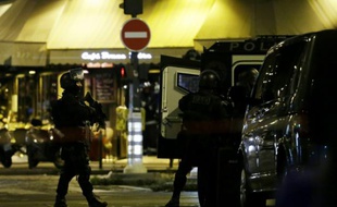 Des policiers devant le Bataclan le 13 novembre 2016 à Paris