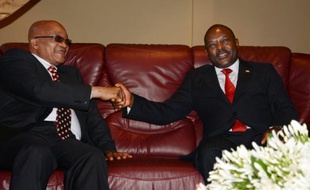 Le président du Burundi Pierre Nkurunziza (D) et son homologue sud-africain Jacob Zuma à Bujumbura, le 25 février 2016