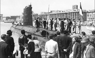 Le sous marin La Minerve, dans le Vieux-Port de Marseille dans les années 60.
