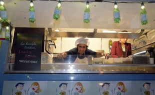 Les "food trucks", ces camions-cantine ambulants qui proposent une cuisine de rue inventive et gastronomique, sont désormais implantés dans le paysage urbain mais il est difficile voire impossible pour les nouveaux de décrocher des autorisations, surtout dans la capitale.