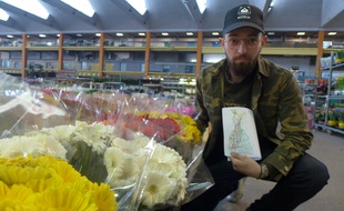 Le fleuriste-styliste Benjamin Larosa a imaginé les costumes de fleurs.