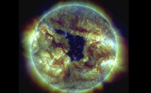Trou coronal à la surface du Soleil en mai 2013