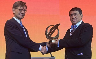 Le patron de Eleven Media, Than Htut Aung (à droite), reçoit la Plume d'or de la Liberté 2013 des mains de Eric Bjerager (à gauche), président du Forum mondial des éditeurs, à Bangkok, le 3 juin 2013.