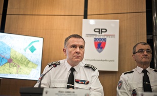 Alain Gibelin (au centre) lors d'une conference de presse, organisée par le préfet de police, dans le cadre des festivités de la Saint-Sylvestre, le 30 décembre 2016.
