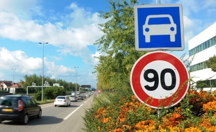 Un panneau 90 km /heure, illustration