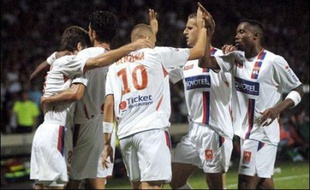 Marseille et Lyon, les deux favoris désignés de la Ligue 1, se sont bien repris lors de la 5e journée en gagnant à Caen (2-1) pour l'OM et en remportant le derby contre Saint-Etienne (1-0) pour l'OL, mais le week-end a surtout été marqué par la démission de Guy Roux de Lens.