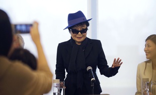 Yoko Ono, lors d'une cérémonie organisée avant l'ouverture de son exposition en Chine, à Beijing. Andy Wong/AFP.