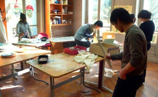Des adolescents, accueillis dans le centre de la Croix-Rouge pour mineurs étrangers, participent à un atelier, le 19 février 2009 à Taverny