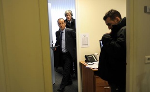 François Hollande sort de son bureau le jour de l'inauguration de son QG de campagne, le 11 janvier 2012.