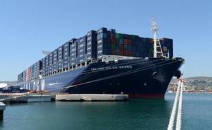 Le CMA CGM Jules Verne, le plus grand porte-containeurs au monde battant pavillon français, le 4 juin 2013 à Marseille