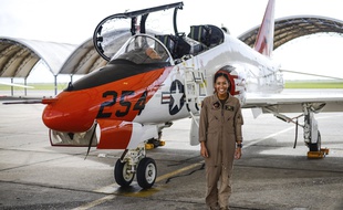 Madeline Swegle est la première femme afro-américaine à devenir pilote de chasse de la Navy.
