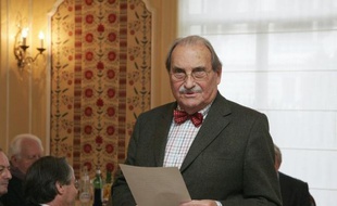 L'écrivain et journaliste Jean Ferniot, qui a mené une carrière de chroniqueur politique mais aussi de critique gastronomique, est décédé samedi à Paris à l'âge de 93 ans