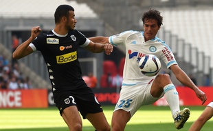 Paolo De Ceglie à la lutte avec Romain Saiss face à Angers le 27 septembre à Marseille.