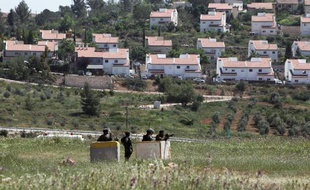 Des soldats israéliens durant des affrontements avec des manifestants palestiniens (absents de la hoto) contre l'expansion des colonies israéliennes en Cisjordanie, le 25 avril 2014 près du village de Nabi Saleh, près de Ramallah