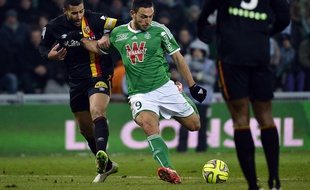 Mevlut Erding de Saint-Étienne durant la rencontre face à Lens le 6 février 2015. AFP PHOTO / JEFF PACHOUD