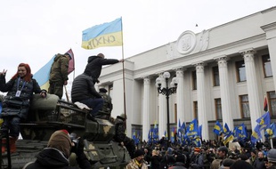 Une manifestation devant le Parlement ukrainien à Kiev en Ukraine jeudi 27 février.