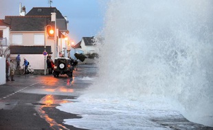 Une vague à l'Ile-Tudy, dans le Finistère, le 3 janvier 2014.