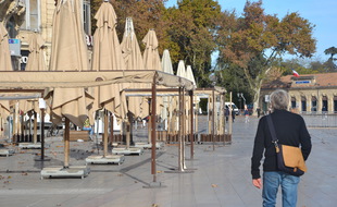 Les terrasses désertes de la place de la Comédie, à Montpellier, pendant la crise du Covid-19.
