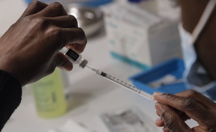 Plusieurs biotechs françaises travaillent sur des vaccins qui seraient efficaces plusieurs années contre les mutations du coronavirus. (Illustration)