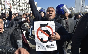Un manifestant opposé à la nouvelle candidature d'Abdelaziz Bouteflika, vendredi 22 février à Alger.