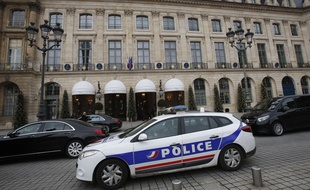 Les forces de police interviennent dans l'hôtel du Ritz à Paris, le 10 décembre 2018.