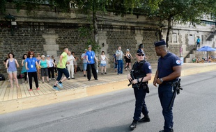 Séance d'exercice sous surveillance policière à Paris Plages, le 20 juillet 2016