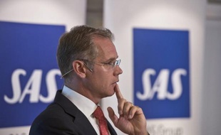 La compagnie aérienne scandinave SAS menait dimanche de difficiles négociations salariales avec les représentants du personnel, en vue de faire accepter une baisse des salaires censée constituer la dernière chance du groupe.