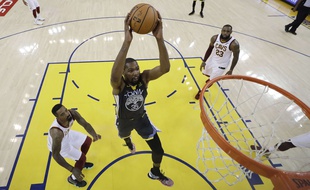Kevin Durant monstrueux face à Lebron James et les siens.