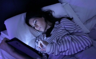 En cas de réveil nocturne, consulter sa tablette ou son smartphone est une mauvaise idée.