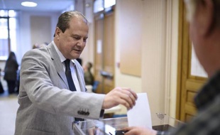 Le Premier secrétaire du Parti socialiste, Jean-Christophe Cambadélis vote à Paris, le 21 mai 2015