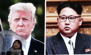 Donald Trump et Kim Jong-un s'affichent sur un écran géant à Tokyo.
