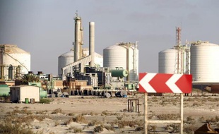Vue générale du terminal libyen de Marsa al-Hariga le 9 avril 2014 après la levée de son blocage par les rebelles, dans l'est du pays