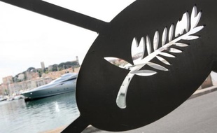 Filmés à une centaine de mètres au large de la Croisette, quatre clips vidéos avec pour thème "Les dessous de Cannes" sont diffusés par le collectif de l'Expédition Méditerranée en Danger (MED), en marge du festival, pour alerter sur les déchets en mer.