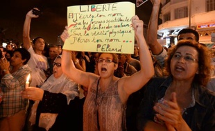 Plusieurs centaines de personnes ont manifesté le 28 juin 2015 à Casablanca pour protester contre les poursuites "pour outrage à la pudeur" engagées contre deux femmes qui se promenaient en robe dans un marché, près de la ville d'Agadir