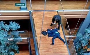 Une télévision britannique a montré une image du député inanimé, étendu au sol, sur une passerelle du grand bâtiment de verre et d'acier du Parlement européen.