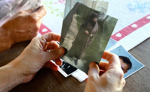 Une mère montre la photo de sa fille partie faire le djihad