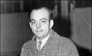 Une semaine après la parution du "Petit prince" aux Etats-Unis, Saint-Exupéry part le 13 avril 1943 pour l'Afrique du Nord. Il disparaît le 31 juillet 1944 aux commandes de son P38 Lightning, en mission au large de Marseille, et ne verra jamais l'édition française de son livre.