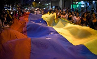 Des opposants vénézuéliens fêtent les résultats de l'élection législative à Caracas le 7 décembre 2015