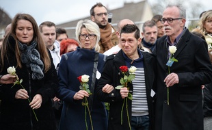 Jonathann Daval, ici au milieu de ses beaux-parents lors de l'enterrement de sa femme Alexia en novembre 2017.