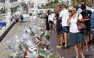 Hommage aux 84 victimes de l'attentat de Nice sur la Promenade des Anglais, parmi elles, deux lycéennes allemandes et leur professeur en voyage scolaire.