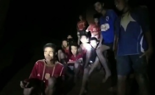 Après neuf jours passés dans la grotte en Thaïlande, les 12 enfants et leur entraîneur ont été retrouvés sains et sauf et attendent maintenant les opérations d'évacuation.